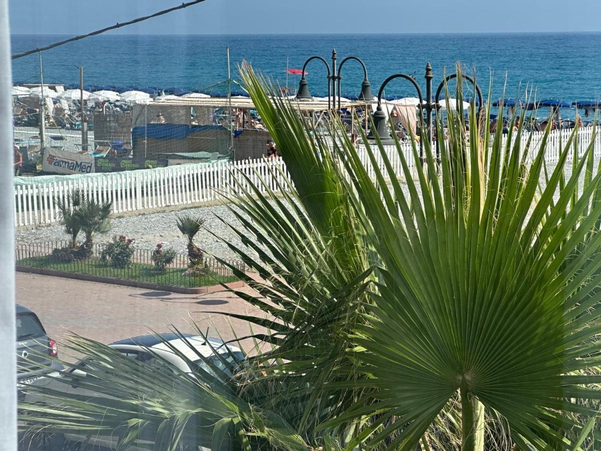 Appartamento Aria Del Mare Вентимилья Экстерьер фото